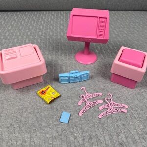 Vintage Barbie Miscellaneous Accessories Set 1977